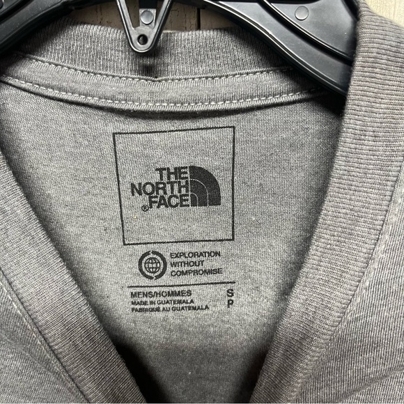 The North Face Shirt Mens Grey Small Short Sleeve Crew Neck NWT - Picture 4 of 6